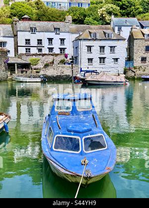 Ein altes Fischerboot, das an einem Sommertag im Hafen von Polperro in Cornwall, England, vor Anker ging Stockfoto