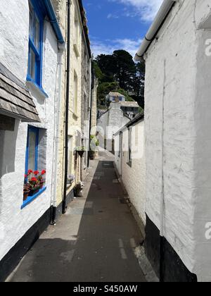 Kleine Straßen zwischen Cottages im Küstendorf Polperro, Cornwall, England Stockfoto