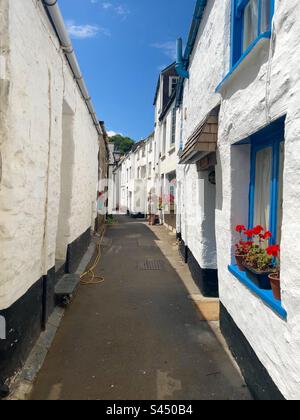 Enge Gassen in Polperro, Cornwall, England im Sommer Stockfoto