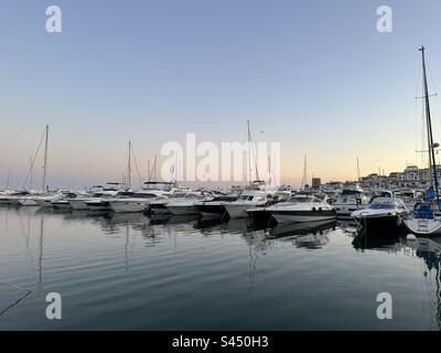 Boote in der Abenddämmerung im Yachthafen von Puerto Banus Stockfoto