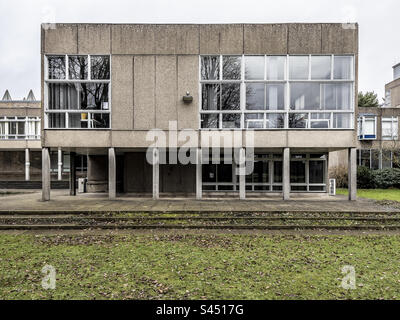 Vorgefertigtes Betongebäude aus den 60er Jahren an der York University, Großbritannien Stockfoto