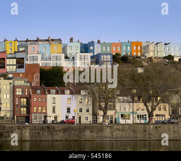 Eine Reihe farbenfroher Terrassenhäuser und Apartments im Cliftonwood-Bereich mit Blick auf den Fluss Avon und Bristol Marina. UK Stockfoto