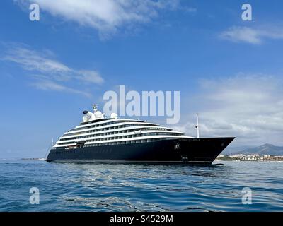 Landschaftlich reizvolle Eclipse 2, eine Luxusyacht für eine Bootsfahrt auf dem Meer vor dem Hafen von Puerto Banus in Spanien Stockfoto