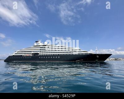 Landschaftlich reizvolle Eclipse 2, eine Luxusyacht für eine Bootsfahrt auf dem Meer vor dem Hafen von Puerto Banus in Spanien Stockfoto