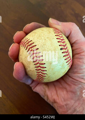 Baseball in Menschenhand Stockfoto