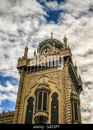 Uhrenturm des Forums, Melbourne, Australien, vor bewölktem Himmel. Maurische Fassade. Stockfoto