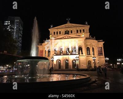 Frankfurt am Main Alte Oper bei Nacht Stockfoto