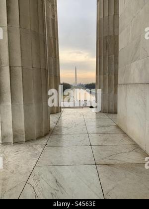 Das Washington Monument blickt durch die Säulen des Lincoln Memorial Stockfoto