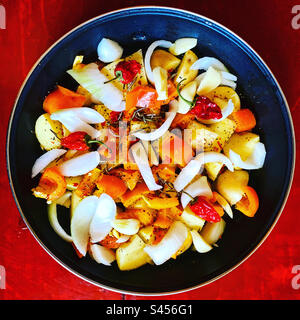 Kartoffeln, Zwiebeln, Orangenpaprika und rote heiße Chilis in Queretaro, Mexiko Stockfoto