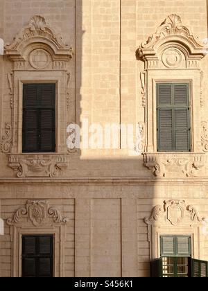 Schattenspiel auf einer wunderschönen spanischen Barockfassade des Palastes Auberge de Castille in Valletta, der Hauptstadt von Malta Stockfoto