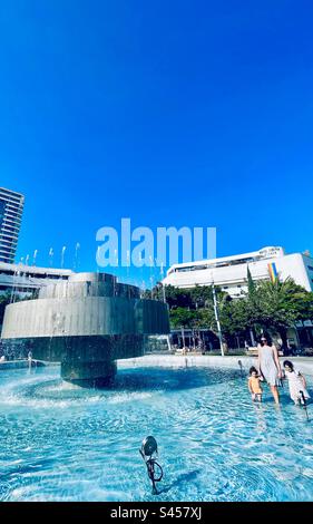 Mutter und ihre Töchter gehen im Brunnen am Dizengoff-Platz in Tel-Aviv, Israel. Stockfoto