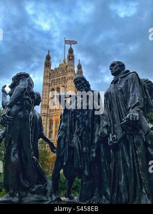 Die Bürger von Calais, Auguste Rodin, die auf der Geschichte der Belagerung von Calais im Jahr 1347 basiert, während des hundertjährigen Krieges symbolisiert die Freiheit von Unterdrückung. Der Victoria Tower im Hintergrund Stockfoto