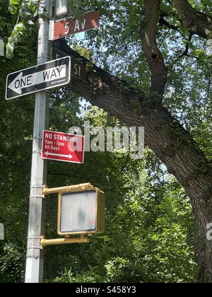 Nahaufnahme eines Wegweisers auf der 5. Ave Stockfoto