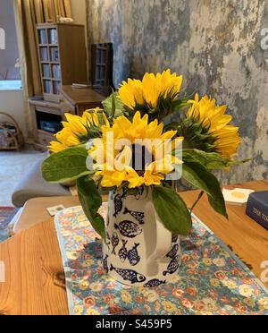Sonnenblumen in einer Vase, ausgestellt in einem Haushalt. Stockfoto