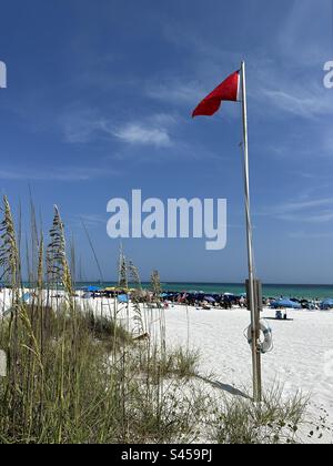 Emerald Coast Florida rote Flagge fliegt zur Vorsicht vor Gezeiten am 2023. Juni Stockfoto