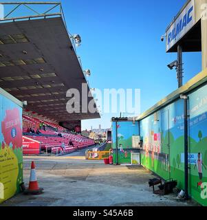 Lincoln City V Barnsley - 18.4.23 Uhr - LNER Stadion an der Sincil Bank vor dem Start, mit Blick auf die Lincoln Cathedral in der Ferne. Stockfoto