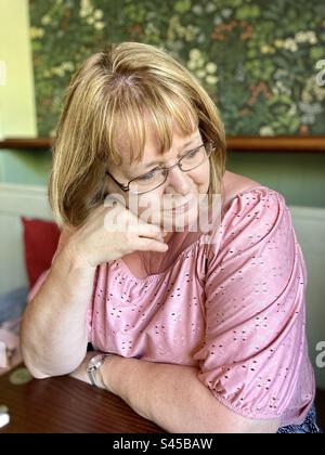 Lade lächelnd zur Seite Stockfoto