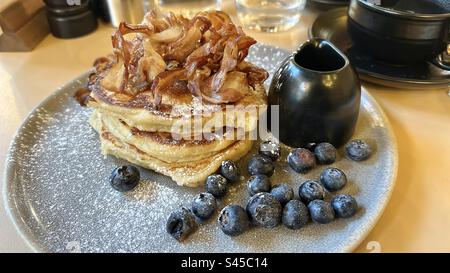 Amerikanische Pfannkuchen mit Blaubeeren und Speck Stockfoto