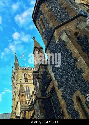 Southwark Cathedral oder Priory Church of St Mary Overie an der ältesten Kreuzung der Themse stammt aus dem 7. Jahrhundert, der gotische Stil und der Turm wurden C19. restauriert Stockfoto