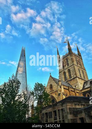 Die alte Southwark Cathedral stammt aus dem Jahr C7. und restauriert C19. die gotische Nebenstellung New Shard at London Bridge Stockfoto