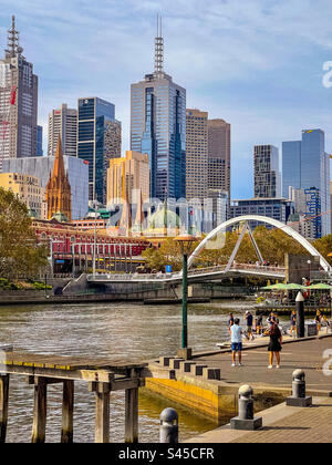 Blick auf Yarra River, Evan Walker Bridge, Melbourne CBD und Skyline von der Southbank Promenade in Melbourne, Victoria, Australien. Stockfoto