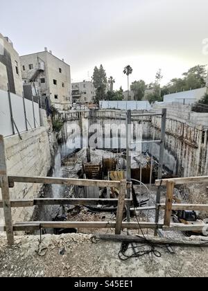 Alte Gebäude machen Platz für neue moderne Wohnprojekte in Jerusalem, Israel. Stockfoto