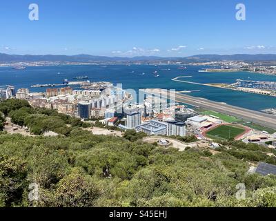 Wunderschöner Panoramablick auf Gibraltar mit Spanien in der Ferne Stockfoto