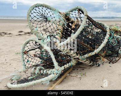 Creels wurde am schottischen Strand angespült Stockfoto