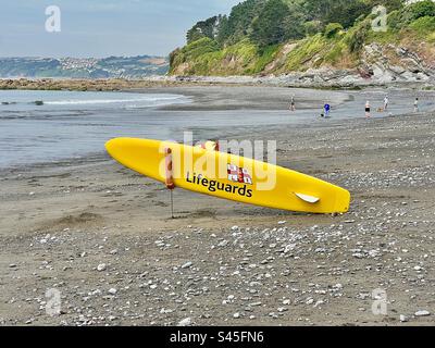 Rettungsschwimmer-Surfbrett am Seaton Beach, Cornwall, England Stockfoto