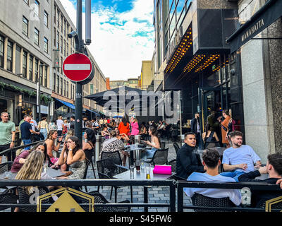 An einem Samstagabend im Sommer sind Reveller im Leeds City Centre die Greek Street runter Stockfoto