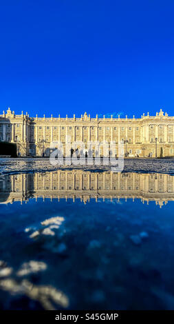 Der Königspalast von Madrid im Spiegel. Madrid Stockfoto
