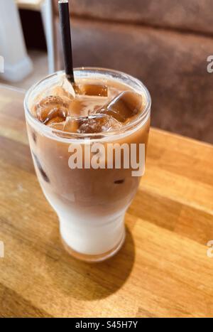 Eiskaffee mit Stroh Stockfoto
