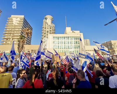 Juli 11. 2023, Tel-Aviv, Israel. Demonstration gegen den Justizwandel durch die rechte israelische Regierung vor dem amerikanischen Konsulat. Stockfoto