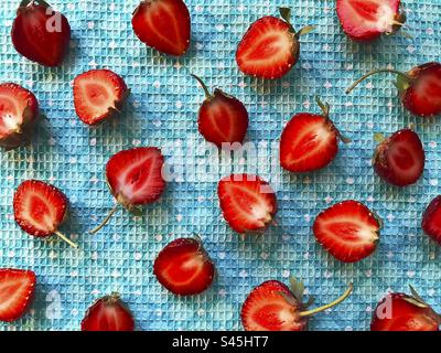 Rote Erdbeere auf blauem Hintergrund Stockfoto