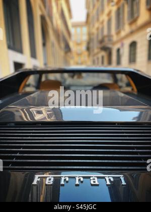 Ferrari-Supersportwagen in den Straßen von Mailand, Italien Stockfoto