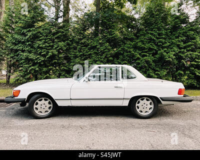 Ein klassischer alter weißer Mercedes Benz, der in einer Vorstadtstraße in New Jersey, USA, geparkt hat. Stockfoto