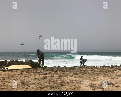 Surfer bereiten sich auf die Wellen in Sal, Kap Verde vor Stockfoto