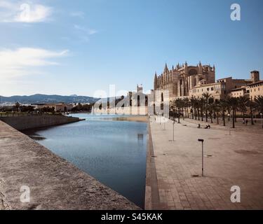 Monumentale Kathedrale La Seu von Palma de Mallorca vom Parc del mar aus gesehen in diagonaler Linie Stockfoto