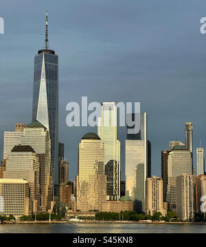 Mai 2023, ein später Nachmittagsblick auf die Wolkenkratzer von Lower Manhattan, einschließlich One World Trade Center, New York, New York, USA Stockfoto