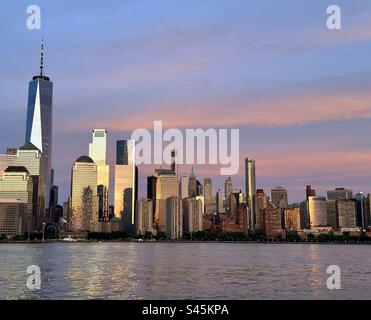 Mai 2023, Blick auf den Sonnenuntergang über den Hudson River nach Lower Manhattan, New York, New York, von Jersey City, New Jersey, Vereinigte Staaten Stockfoto