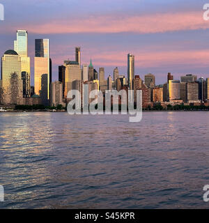 Mai 2023, ein Sonnenuntergang über den Hudson River nach Manhattan, New York, New York, New York, von Jersey City, New Jersey, Vereinigte Staaten Stockfoto