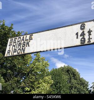 Ein altmodischer Straßenschild aus Metall in Masham, North Yorkshire, England, Großbritannien Stockfoto