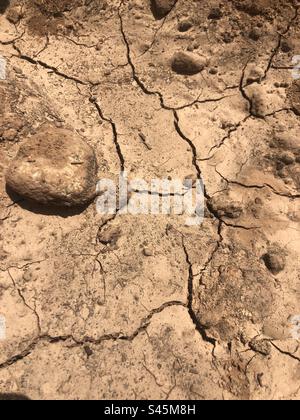 Bild einer zerbrochenen Erde, die während der Hitzewelle in Spanien, Südeuropa, die Dürre im Juli 2023 verursachte, aufgenommen wurde Stockfoto