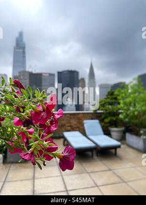 Möbel und Pflanzen auf einer luxuriösen Dachterrasse im historischen Viertel Murray Hill bieten einen Blick auf die berühmte Midtown Manhattan, Skyline, 2023, NYC, USA Stockfoto