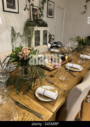 Der Tisch ist für eine Dinnerparty gedeckt Stockfoto