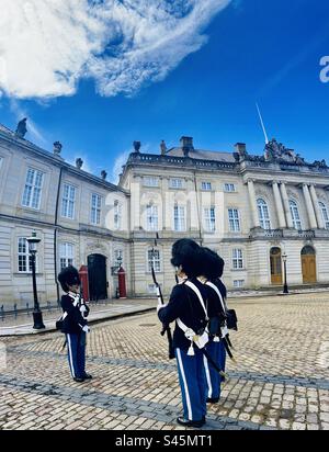 Wechsel der königlichen dänischen Garde im Schloss Amalienborg in Kopenhagen, Dänemark. Stockfoto