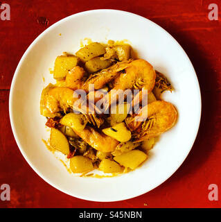 Gebratene Garnelen und Kartoffeln mit Knoblauch in Queretaro, Mexiko Stockfoto