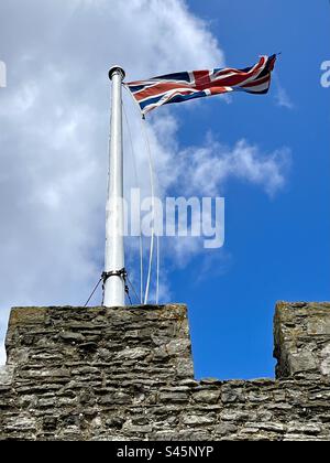 Union-Jack-Flagge des Vereinigten Königreichs bei starkem Wind Stockfoto