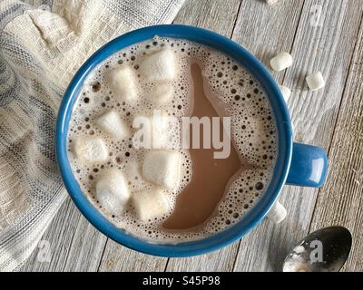 Heiße Schokolade in einem blauen Becher Stockfoto
