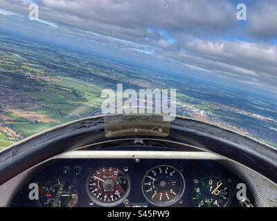 Blick aus dem Cockpit eines ASK 13-Gleitflugzeugs Stockfoto
